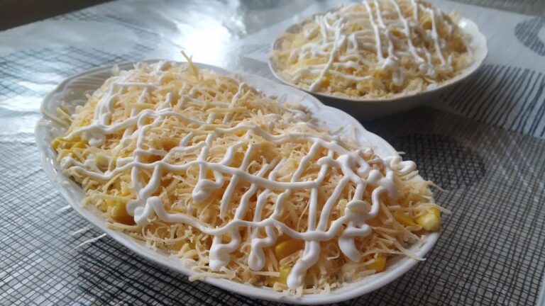 Салат з ананасом і куркою сиром — ніжний і святковий рецепт