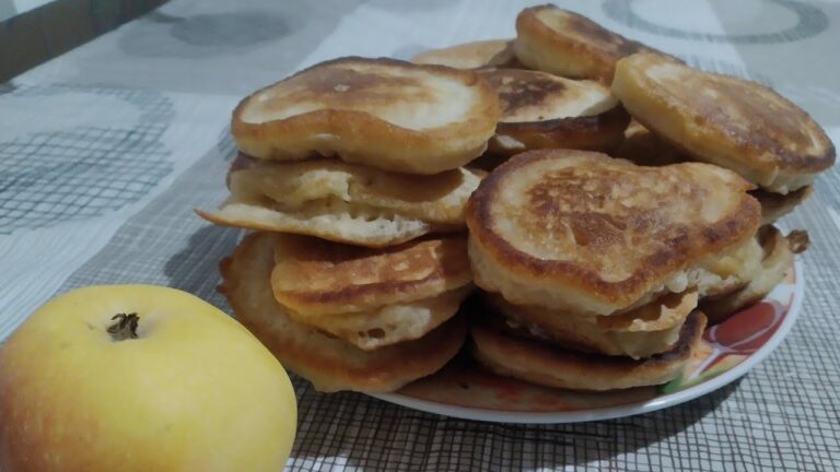 Пишні оладки з яблуками на кефірі рецепт
