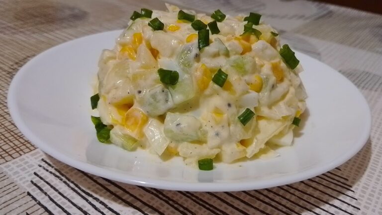 Мальовничий салат з ківі, кукурудзою та огірком і яблуком