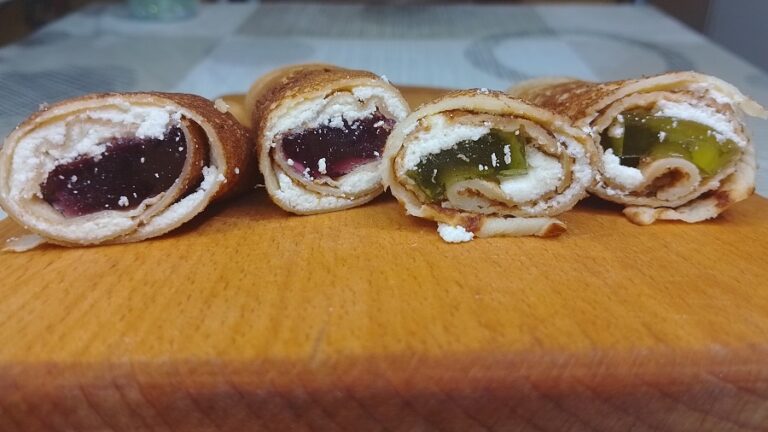 Млинці з желе та сирною начинкою