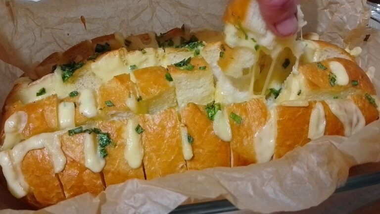 Розсувний батон з сиром запечений в духові. Смачна закуска до пива або вина