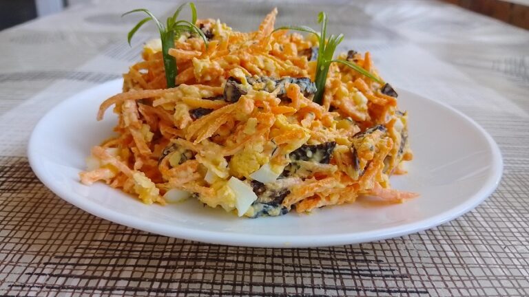 Салат з морквою по корейськи, чорносливом та твердим сиром