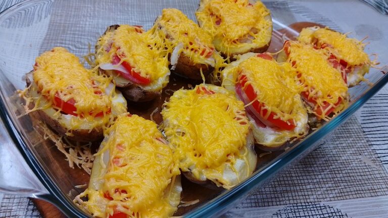 Картопля запечена в духовці з овочами