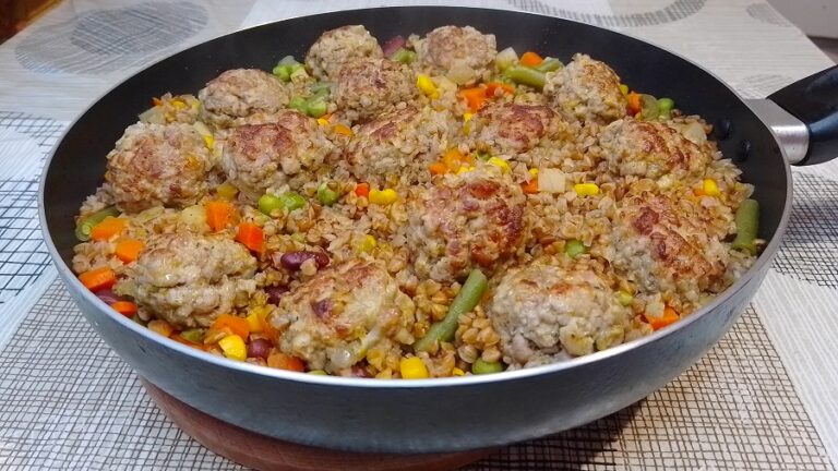 Фрикадельки з гречкою та овочами
