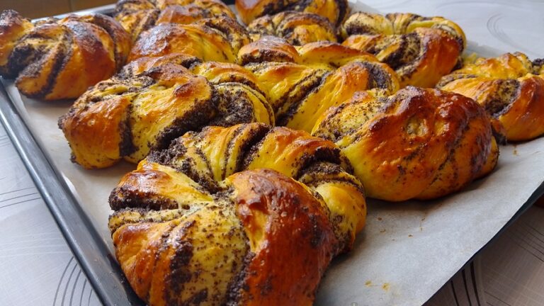 Дріжджові булочки з маком