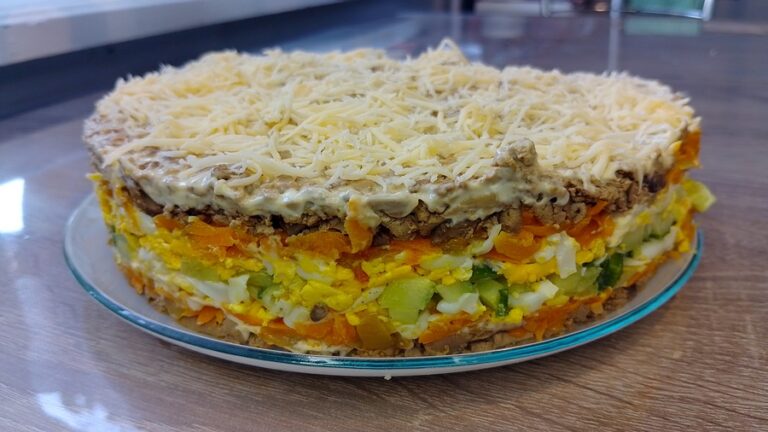 Салат з курячої печінки – ніжний і ситний рецепт